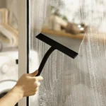 Silikon-Duschabzieher mit Halterung für Bad, Spiegel, Glasreinigung - Multifunktionaler Fensterabzieher für Schlafzimmer, Toilette, Küche 2
