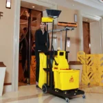 Großhandel Outdoor-Service Multifunktionaler Hotelzimmer-Service Housekeeping Faltbarer Reinigungswagen Rubbermaid Hausmeisterwagen