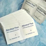 100 Stück 75 % Alkohol-Desinfektions-Wattepads, zur Reinigung von Handy-Bildschirmen und Linsen sowie zur Deinfektion des Gehörgangs 2
