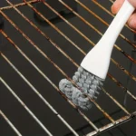 Professionelle Grill-Reinigungsbürste, V-förmiges Haken-Design für Grill, Ofenrost und Backblech, langlebiges Küchenschaber-Werkzeug